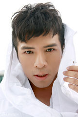 组图：小黑马黄智博草原写真 白色风衣彰显率真