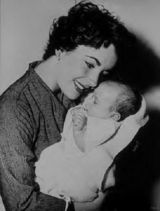 组图：盘点伊丽莎白-泰勒与儿女温馨合影