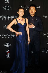 组图：巩俐红裙现身上海 避媒体不谈离婚