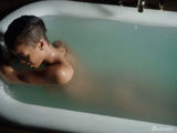 组图：蕾哈娜性感MV全裸出浴 躺浴缸双峰隐现