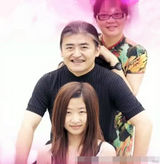 组图：曝刘欢妻女罕见私房照 21岁女儿金发显潮人范