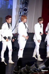 高清：韩国男团“F.CUZ”旋风抵台 两成员带伤上阵