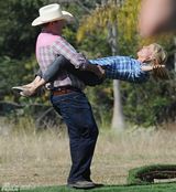 组图：《摩登家庭》片场 克莱尔抹泪被安慰