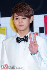 组图：韩星IU与好友秀智主持歌谣大战 众星云集