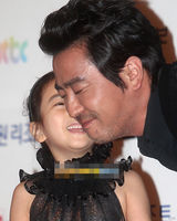 组图：百想红毯朴有天帅气 女星主打黑裙秀性感