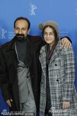 高清：《内达和西敏》亮相 莱拉-哈塔米黑衣玩神秘