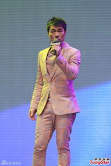 组图：陈奕迅斩获年度歌手奖 邓紫棋钢琴弹唱