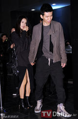 组图：韩星金贤重李东健SEVEN等出席名牌展示会