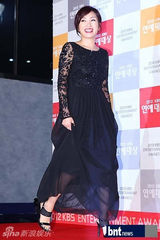 组图：刘在石UEE等韩众星亮相KBS演艺大奖红毯