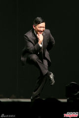 组图：杜汶泽西装登台说秀 夫妻当众热吻