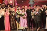 组图：李司棋获万千光辉演艺大奖 所有演员上台致敬