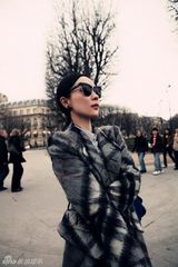 组图：霍思燕巴黎时装周街拍 简约复古百变动人