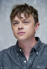 组图：丹尼尔为《杀死汝爱》拍写真 抿嘴卖萌