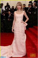 组图：斯威夫特着粉裙衬雪肌 金发微卷红唇美艳