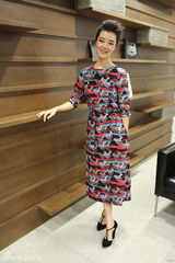 组图：车晓优雅助阵时尚秀场 过膝长裙演绎魅力