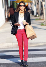 高清组图：杰西卡-阿尔芭街拍LOOK黑衣搭红裤