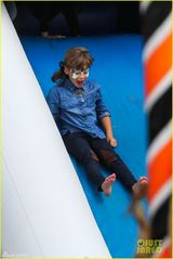 组图：阿尔芭带女游乐场玩耍 豪放蹲路边露股沟