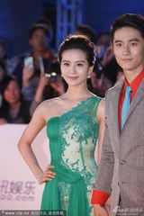 组图：刘诗诗裸肩绿裙亮相白玉兰红毯 青春活泼
