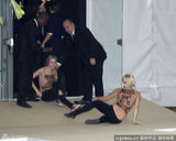 组图：裸女失控大闹巴黎秀场 遭保安袭乳拖走