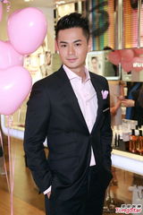 组图：罗仲谦预告与杨怡过情人节