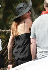 组图：朱莉切乳腺后穿吊带复工 胸部傲人依旧