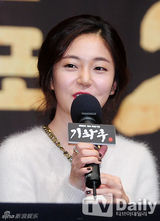 组图：河智苑宣传《奇皇后》抹胸裙红唇性感