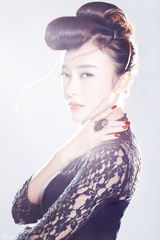 组图：秦岚登时尚杂志封面 造型妩媚玲珑曲线