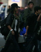 组图：汤唯返京现身机场 风衣仔裤有文青范儿