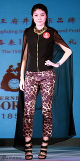 组图：陈慧琳出席某品牌活动 畅谈与儿子生活点滴