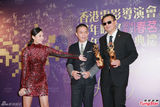 组图：章子怡火红包身裙挽手梁朝伟 宗师夺4奖