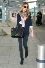 高清图：罗茜-汉丁顿-惠特莉街拍牛仔裤秀长腿