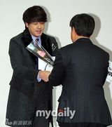 组图：柳时元出席赛车颁奖礼获年度最佳教练奖