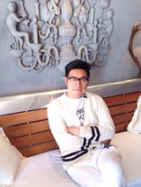 组图：王岳伦一家美国度假 Angela吃光食物