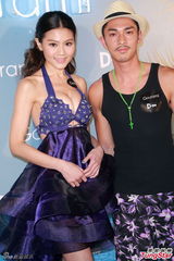 组图：周秀娜开胸秀事业线 爆乳骨感两不误