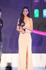 组图：Angelababy粉裙出席商业活动 如邻家小妹