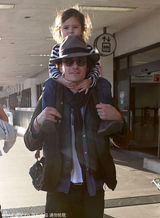 组图：奥兰多盯手机传情 弗林骑老爸肩头卖萌