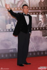 组图：梁家辉亮相金像奖红毯 举手致意