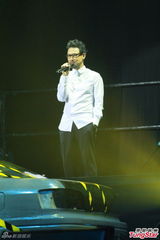 组图：关楚耀开唱献大尺度歌舞 歌神张学友助阵