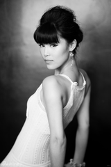 组图：韩丹彤黑白写真神秘高雅