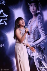 组图：丁当淡紫色长裙亮相 五一在上海开演唱会