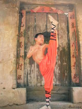 组图：王宝强幼时青涩练功照曝光