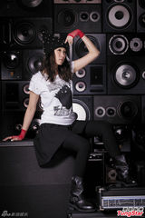 组图：黄耀明带领师弟妹摇滚 王菀之鼓神上身