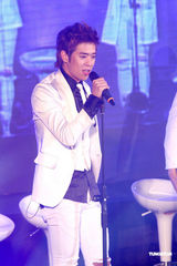 高清：韩国男团“F.CUZ”旋风抵台 两成员带伤上阵