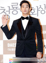 组图：金秀贤黑色修身西装变身帅气小王子