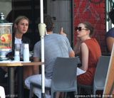 组图：海瑟薇与男友牵手逛街 亚当傻笑我媳妇美吧 