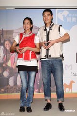 组图：张钧甯杨佑宁参与慈善 默契避谈绯闻对象