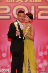 组图：黄智雯和梁烈唯获飞跃艺人奖亲吻奖杯