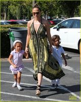 组图：洛佩兹手牵两娃出街 深v长裙显潮妈范