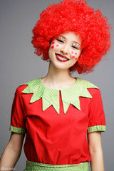 组图：江一燕小丑写真玩百变 银幕素描潇洒小妞