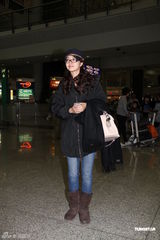 组图：熊黛林现身香港机场 展露迷人微笑